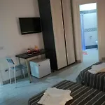 לינה וארוחת בוקר Neapolis Center 4*