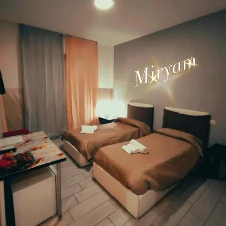 לינה וארוחת בוקר Neapolis Center 4*