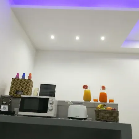 לינה וארוחת בוקר Neapolis Center