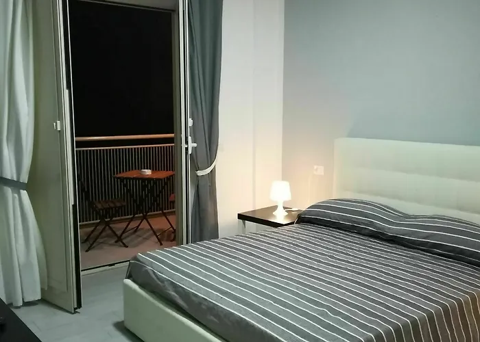 Neapolis Center 4* ナポリ